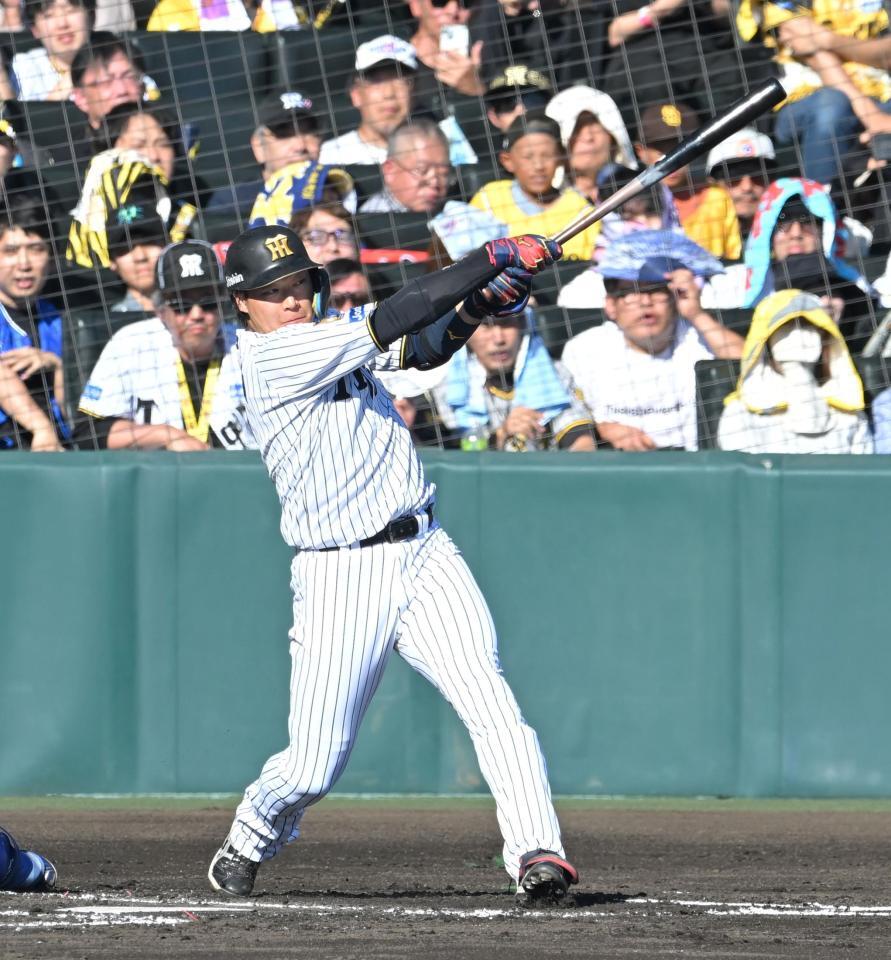 １回、同点打を放つ大山（撮影・飯室逸平）
