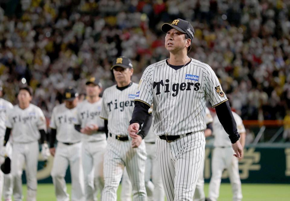 　日本シリーズ進出ならず、引き揚げる藤川監督ら阪神ナイン（撮影・坂部計介）