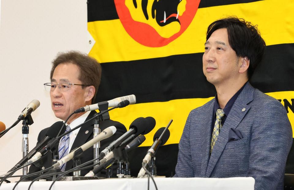 会見する（左から）粟井一夫球団社長と藤川監督（撮影・田中太一）
