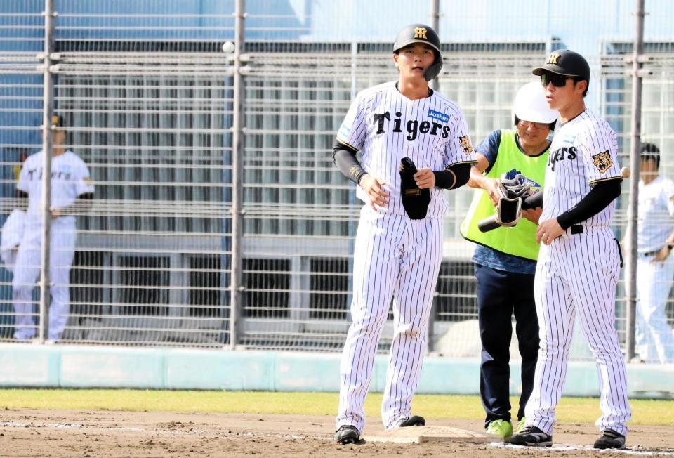 ７回、右前打を放ち出塁した町田。右は山崎２軍内野守備走塁コーチ