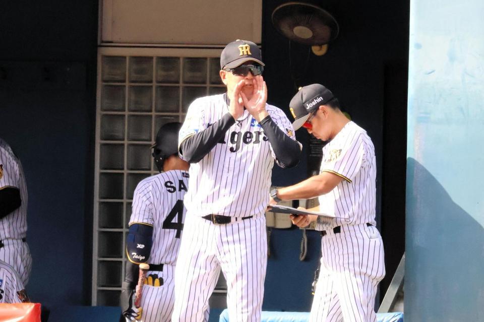 選手交代を告げる平田２軍監督