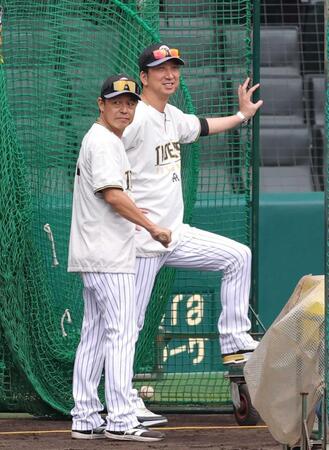 　練習を見守る藤川監督（右）と藤本コーチ＝９月１３日