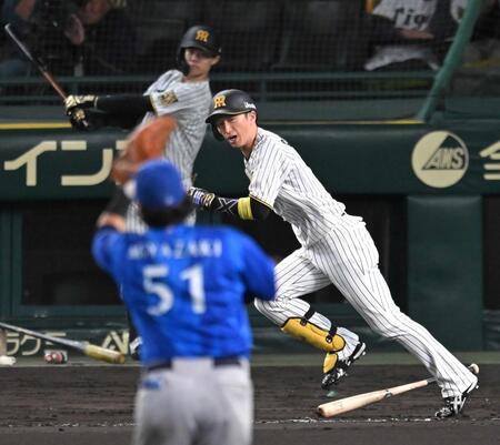 　１５日のＤｅＮＡ戦、三ゴロに倒れる近本