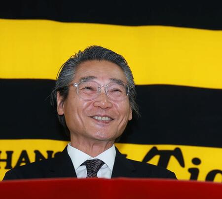 佐藤輝のポスティング移籍を容認し会見する嶌村聡球団本部長（撮影・西田忠信）
