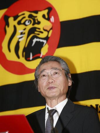 佐藤輝のポスティング移籍を容認し会見する嶌村聡球団本部長（撮影・西田忠信）