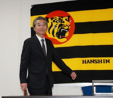 佐藤輝のポスティング移籍を容認し会見する嶌村聡球団本部長（撮影・西田忠信）