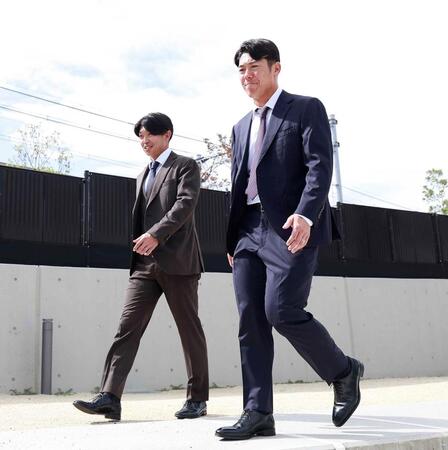 戦力外通告を受け球場を訪れた島田（左）と豊田（撮影・西田忠信）