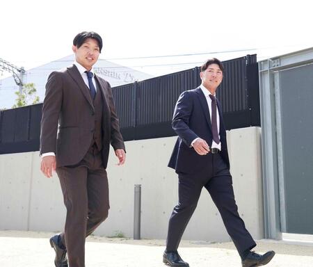 戦力外通告を受け球場を訪れた島田（左）と豊田（撮影・西田忠信）