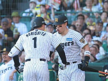 ５回、ソロを放った森下（左）を迎える佐藤輝（撮影・西田忠信）