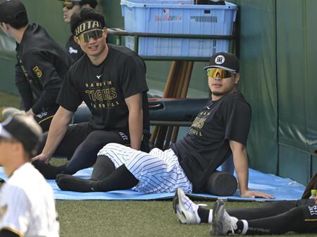 試合前の練習で調整する佐藤輝ら（撮影・飯室逸平）