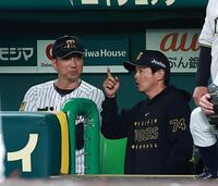 　藤川監督（左）と話す藤本コーチ＝１４日