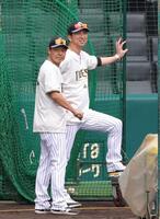 　練習を見守る藤川監督（右）と藤本コーチ＝９月１３日