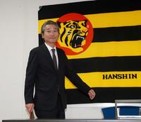佐藤輝のポスティング移籍を容認し会見する嶌村聡球団本部長（撮影・西田忠信）