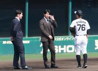 工藤隆人コーチにあいさつする（左から）豊田、島田（撮影・西田忠信）