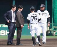 工藤隆人コーチと北川博敏コーチにあいさつする（左から）豊田、島田（撮影・西田忠信）