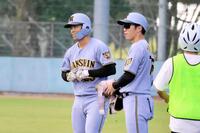 ２回、この回の７得点目を挙げる中前適時打を放ち、一塁上で笑顔をみせる谷端。右は山崎憲晴２軍内野守備走塁コーチ