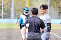 ２回、ヘルメットのつばに投球を受けた西純（右）はトレーナーに笑顔で無事を伝える
