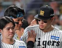 １７日のＤｅＮＡ戦に敗れてファンへのあいさつを終えた後、佐藤（右）に近づき声を掛ける森下（中央）＝１７日