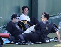 ストレッチをする佐藤輝と森下＝１７日