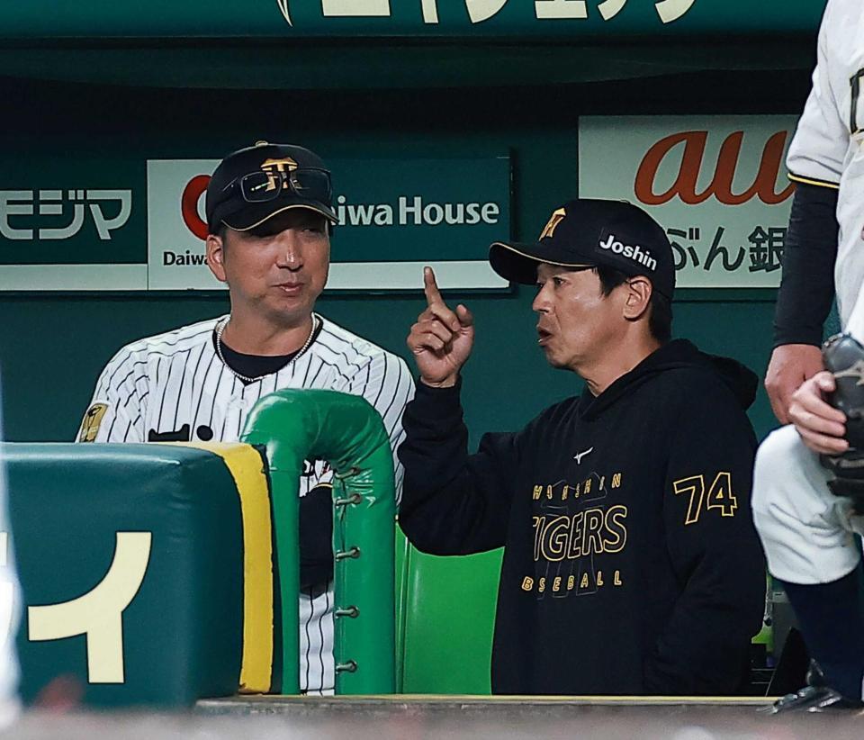 　藤川監督（左）と話す藤本コーチ＝１４日