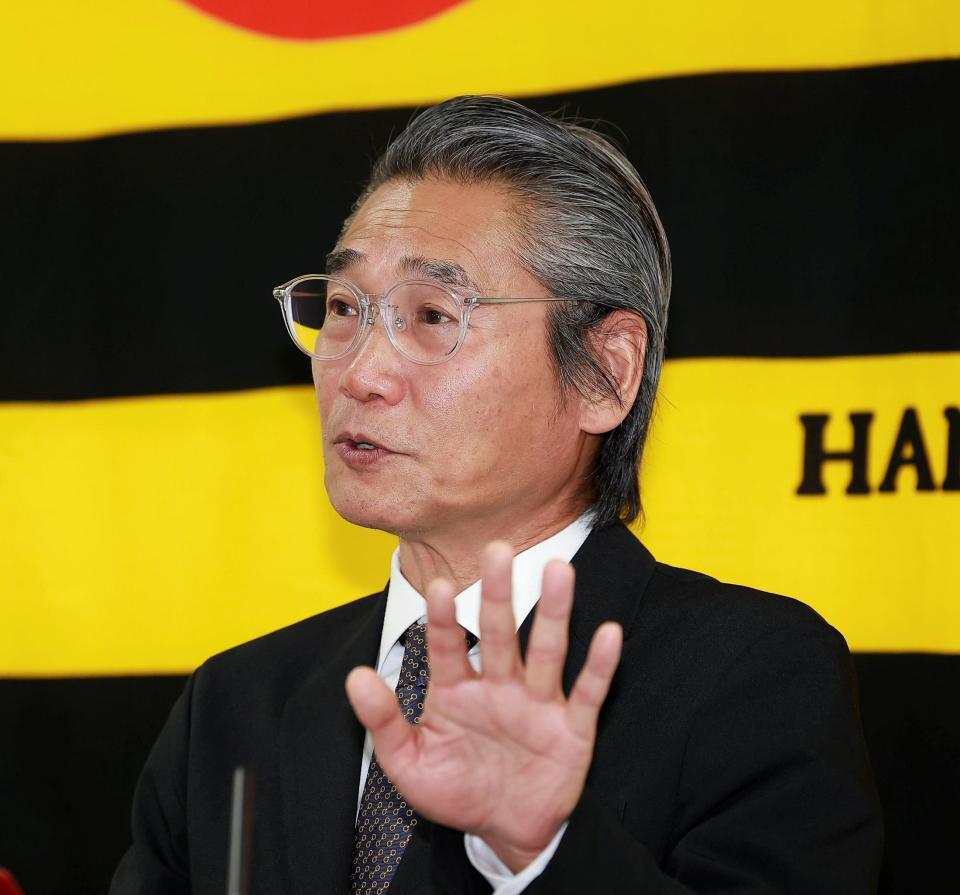 佐藤輝のポスティング移籍を容認し会見する嶌村聡球団本部長（撮影・西田忠信）