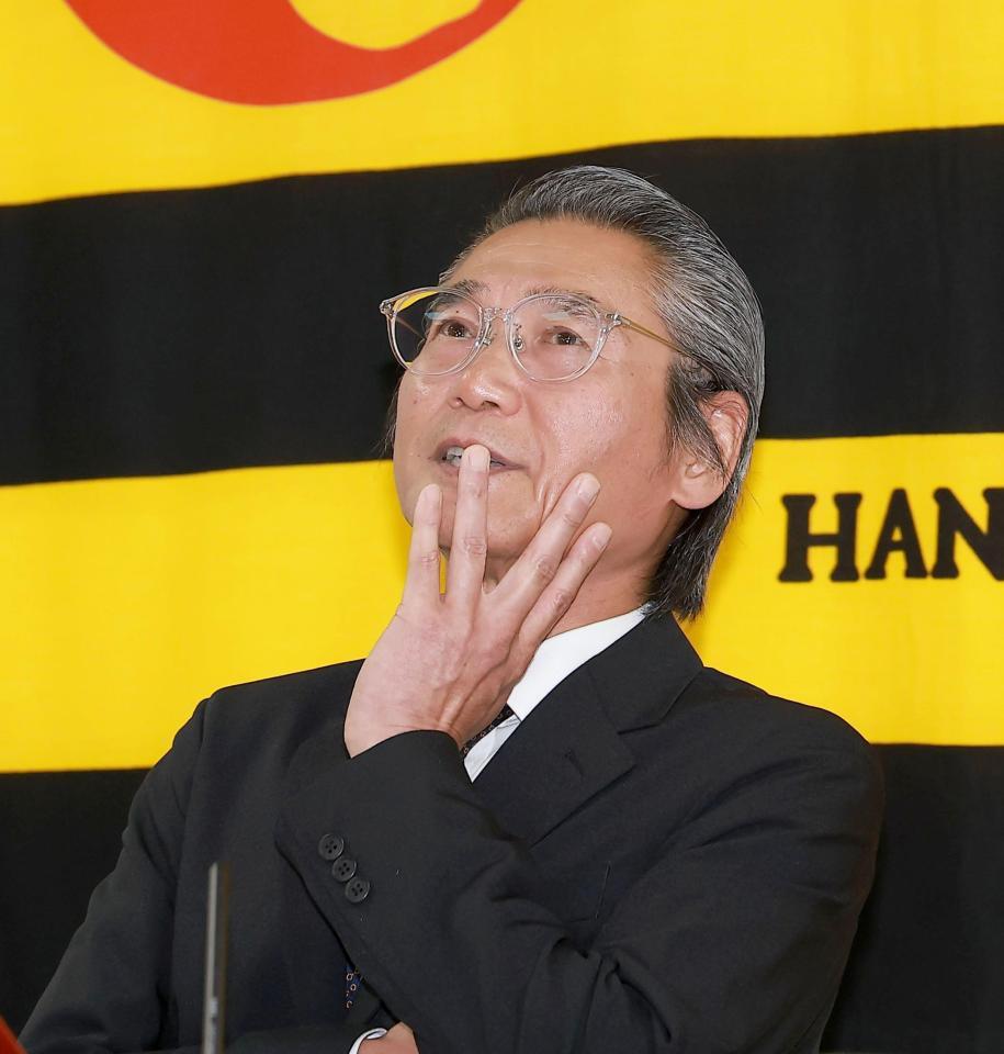 佐藤輝のポスティング移籍を容認し会見する嶌村聡球団本部長（撮影・西田忠信）