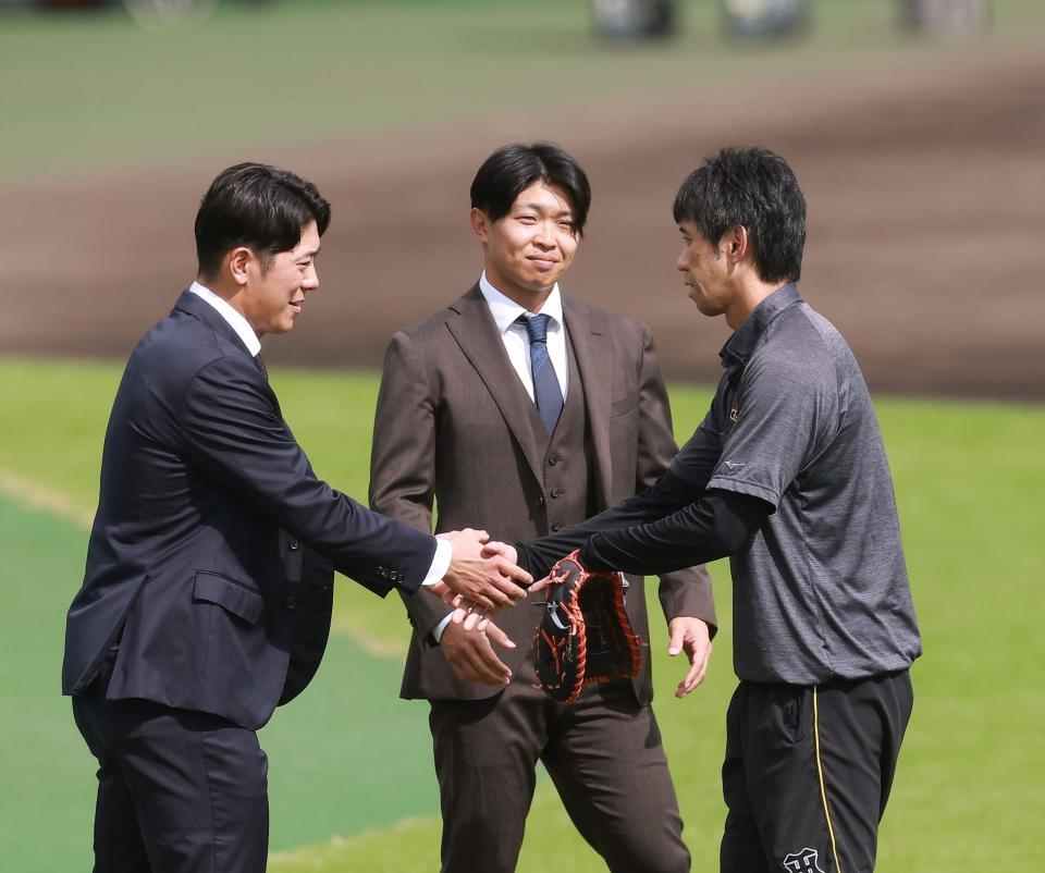 スタッフにあいさつする（左から）豊田、島田（撮影・西田忠信）