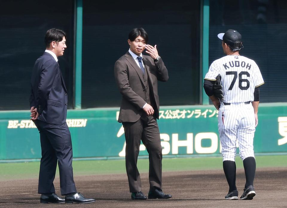 工藤隆人コーチにあいさつする（左から）豊田、島田（撮影・西田忠信）