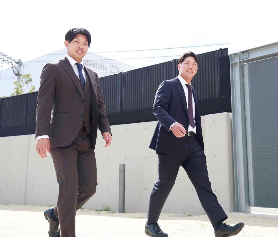 戦力外通告を受け球場を訪れた島田（左）と豊田（撮影・西田忠信）