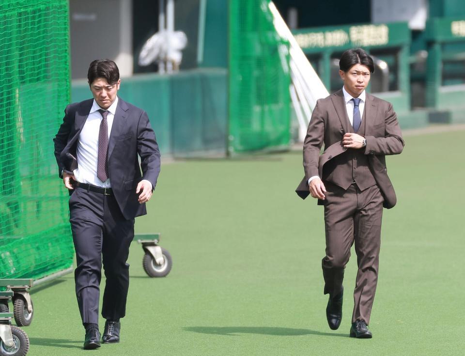 球場を訪れた豊田（左）と島田（撮影・西田忠信）