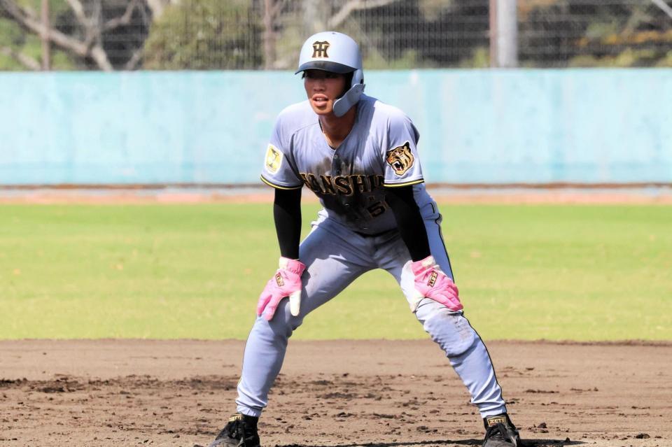 ２回、右前打を放って出塁し、リードを取る百崎