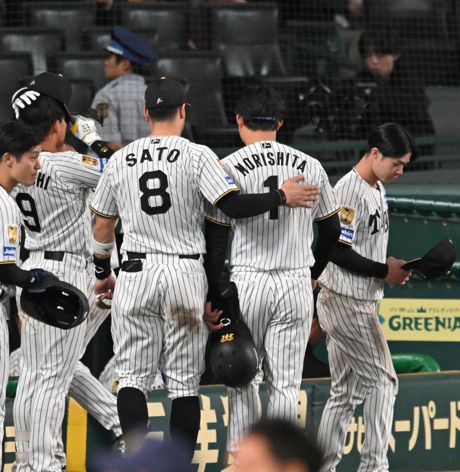 森下とグラウンドを後にする佐藤輝＝１７日