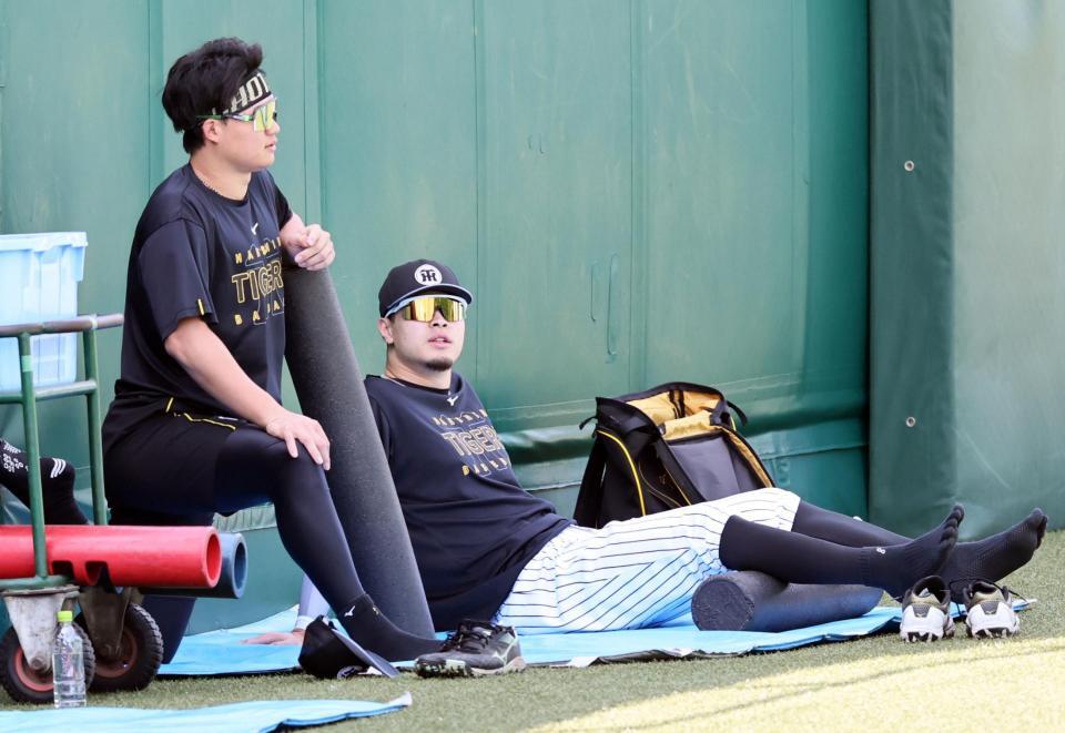 森下（左）と話をする佐藤輝＝１７日