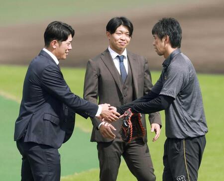 戦力外通告を受け、スタッフにあいさつする（左から）豊田、島田（撮影・西田忠信）