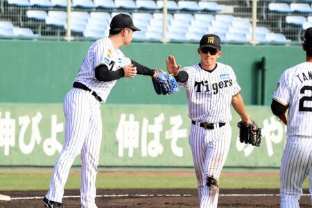 試合終了後、マウンドで下村（左）とタッチを交わす立石