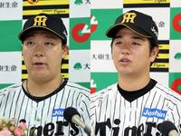 月間ＭＶＰを受賞した大山（左）と高橋（撮影・山口登）