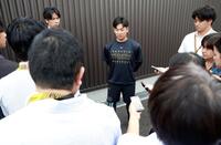 取材対応をする伊原（撮影・西田忠信）