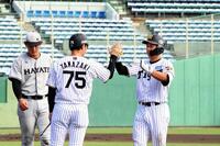 ７回２、左前適時打を放った立石（右）は、一塁上で山崎２軍内野守備走塁コーチ（７５）とハイタッチする