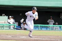 ４回、走者を進塁させる一ゴロを放つ立石