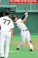 試合後練習でロングティー打撃を行う立石。左は梵２軍打撃コーチ
