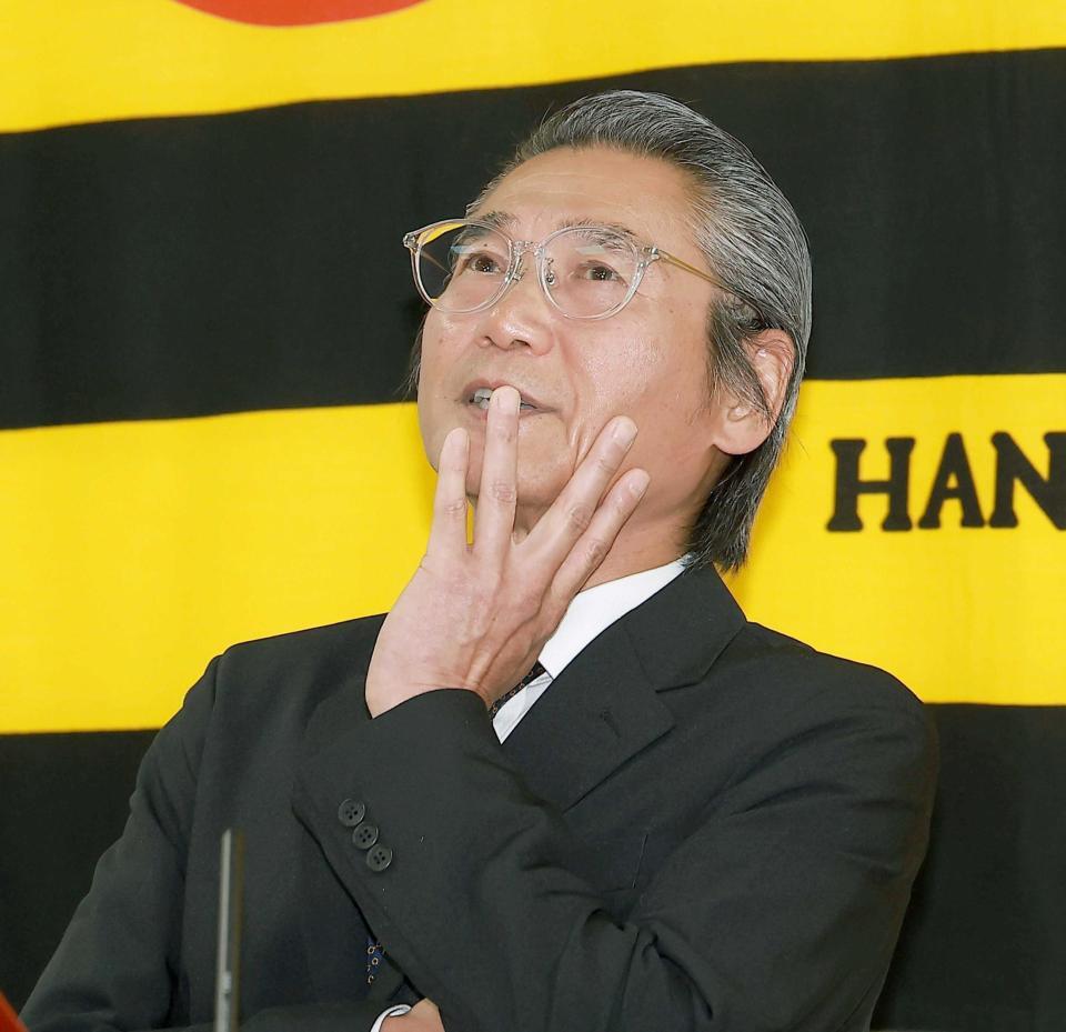 　佐藤輝のポスティング移籍を容認し、会見する嶌村球団本部長（撮影・西田忠信）