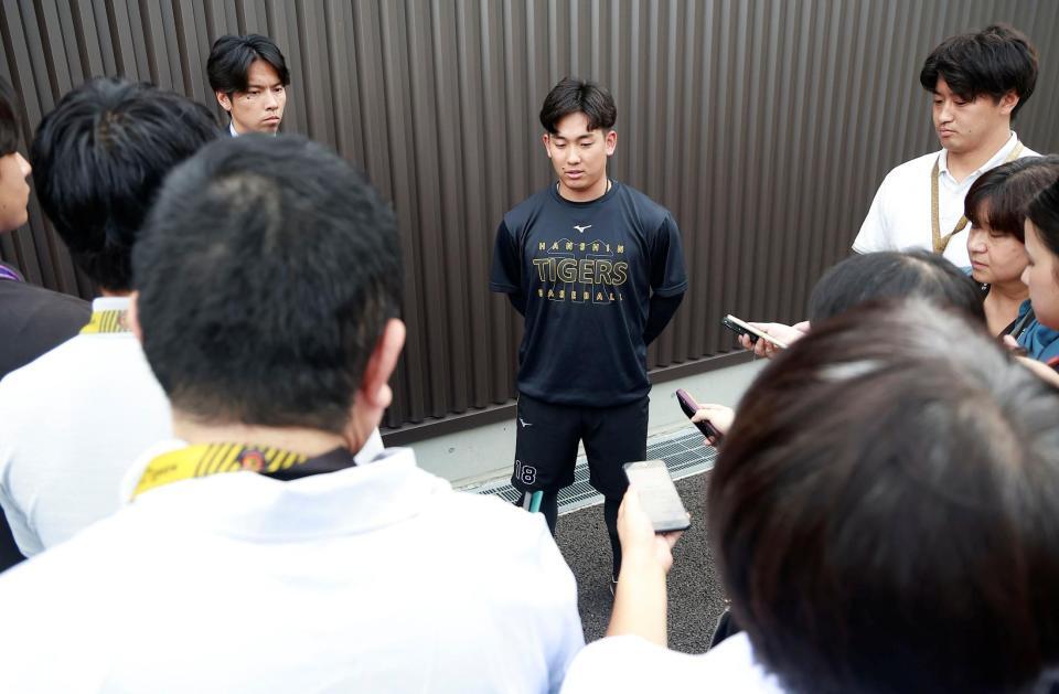 取材対応をする伊原（撮影・西田忠信）