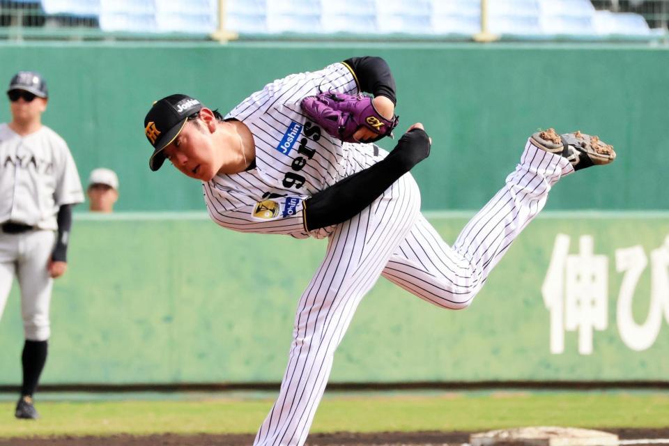 ５回、力投する先発の小川
