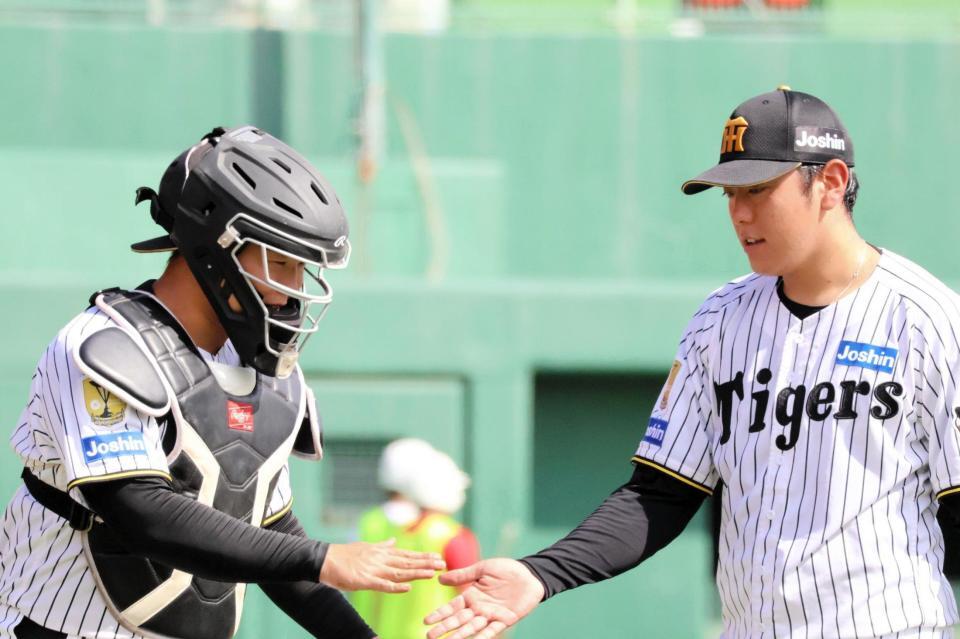３回、三者凡退に封じ、捕手の嶋村（左）とタッチを交わす小川