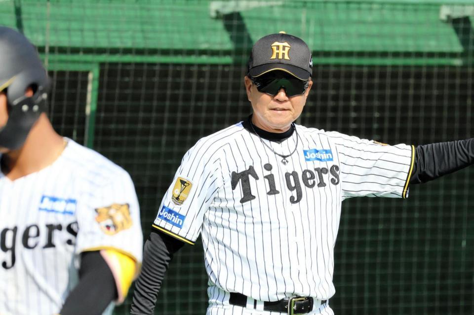 選手交代を告げる平田２軍監督