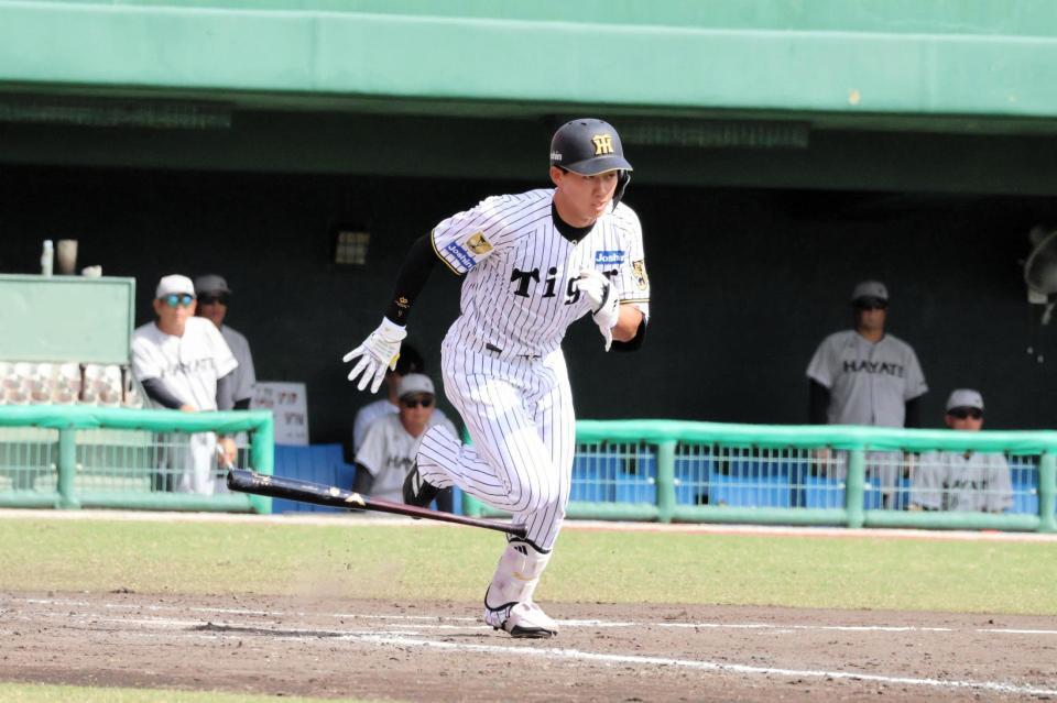 ４回、走者を進塁させる一ゴロを放つ立石