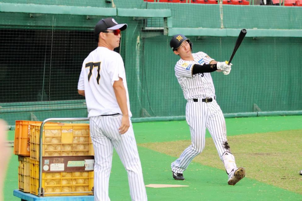 試合後練習でロングティー打撃を行う立石。左は梵２軍打撃コーチ