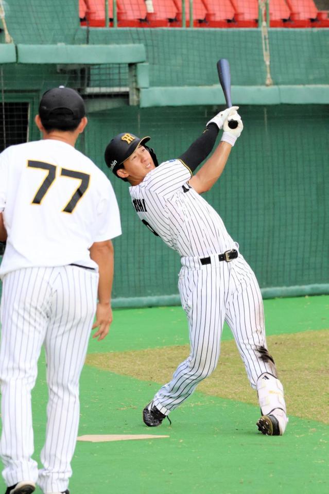 試合後練習でロングティー打撃を行う立石。左は梵２軍打撃コーチ