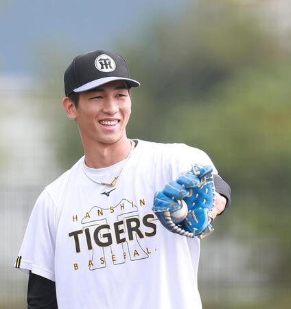 笑顔でキャッチボールする今朝丸（撮影・西田忠信）