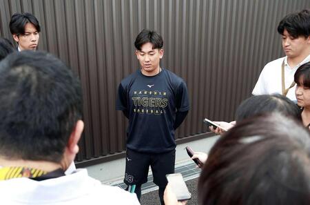 　取材対応をする伊原（撮影・西田忠信）